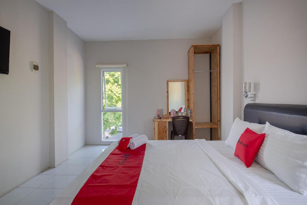 Reddoorz Plus Syariah @ Raya Nginden 2 Сурабая Экстерьер фото